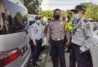Satlantas Polrestabes Semarang melakukan pendataan dan penertiban travel gelap di beberapa titik di Kota Semarang. Penertiban ini bekerjasama dengan Dinas Perhubungan, Satpol PP dan Dinas Kesehatan Kota Semarang sebagai penegakan aturan larangan mudik yang telah diberlakukan sebelumnya, Kamis (29/04/2021)