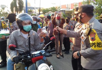 Kapolres Kendal AKBP Raphael Sandy Cahya Priambodo membagikan takjil di depan Mapolsek Kaliwungu Kamis 29 April 2021 sembari mengimbau masyarakat tetap patuhi protokol kesehatan.