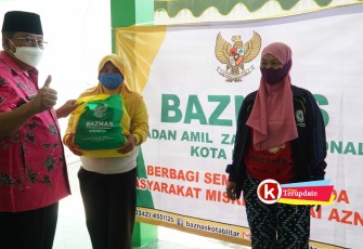 Walikota Santoso Salurkan Zakat Kepada Mustakhiq (foto : Faisal NR / Klikwarta.com Blitar)