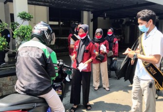 Gelar Bakti Sosial Daring di Karanganyar UKM Himatansi STIE AUB Surakarta Bagikan Sembako untuk Pengemudi Ojol