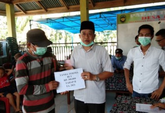 Kepala Desa Anggut Warman Bagikan BLT DD 