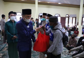  Bupati Lampung Barat H Parosil Mabsus Bagikan Sembako Untuk Masyarakat 