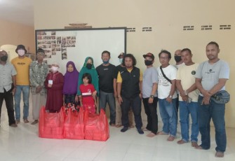 Wartawan Dabo Singkep Bagi Takjil  