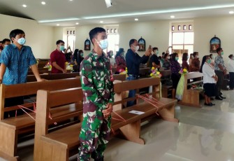 Laksanakan Ibadah Ekaristi, Babinsa Sukakarya, Kodim 1203/Ktp, Sampaikan Protokol Kesehatan PPKM Mikro