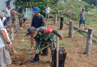 Bhabinsa Koramil 1206-03/Batang Lupar Bantu Bangun Rumah Warga Deas Sepandan