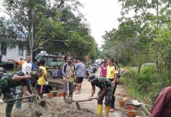 Babinsa Gotong Royong Bantu Pembangunan Rumah Warga