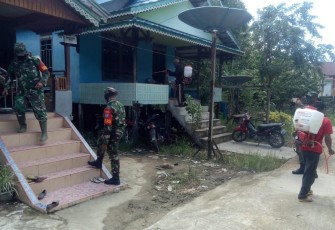 Babinsa Koramil 1206 - 08/Embaloh Hilir  Lakukan Penyemprotan Disinfektan