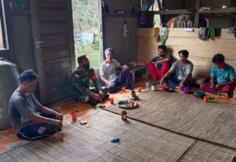  Babinsa Komsos dengan Tokoh Masyarakat