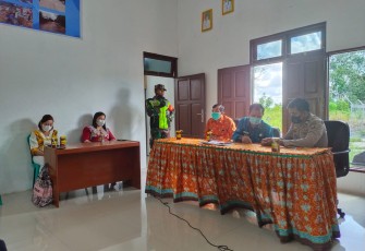 Babinsa Koramil 1016-06/Kurun Amankan Penyaluran Dana Desa