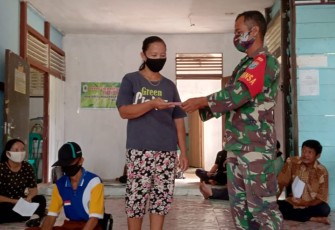 Babinsa Dampingi Pembagian BLT DD Di Desa Binaannya