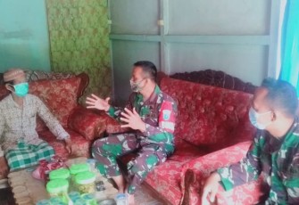 Babinsa Koramil Air Besar Komsos dengan Tokoh Agama