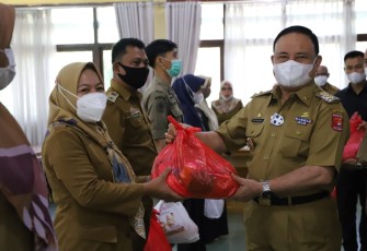 Wakil Bupati Lambar Salurkan Sembako kepada ASN dan THLS 
