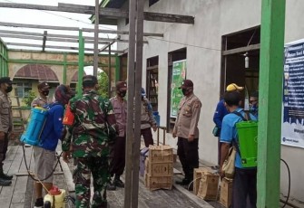 Babinsa Koramil 1206-01/Embaloh Hilir Laksanakan Penyemprotan Disinfektan Bersama Satgas COVID 19