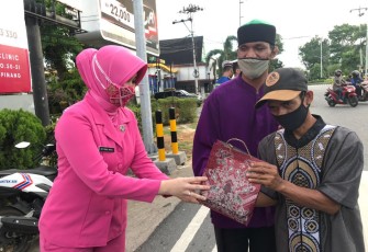 Kapolres Tanjung Pinang dan Bhayangkari Bagikan Takjil 