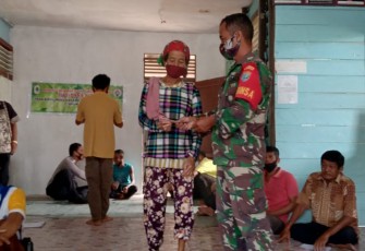 Babinsa Melakukan Pengamanan Dan Pembagian BLT DD Di Desa Binaannya