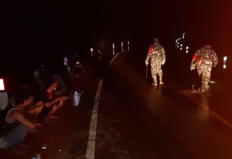 Dandim 1206/PSB Cek Lokasi Banjir Di Ruas Jalan Menuju Putussibau