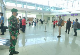 Kodim 1016/Plk Amankan Kedatangan Penumpang di Bandara Tjilik Riwut