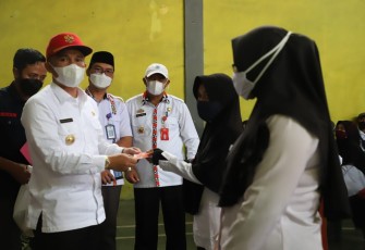  Bupati Lampung Barat Parosil Mabsus Berikan Bantuan Sembako 