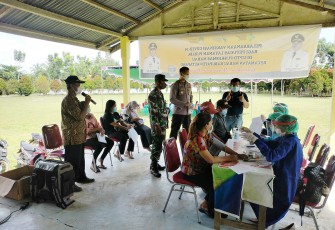 Dukung Pelaksanaan Vaksinasi Babinsa Koramil Marau Dampingi Tenaga Medis.