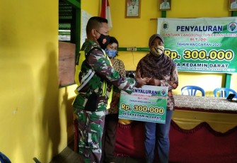 Babinsa Monitor Pembagian BLT-DD Di Desa Binaannya Agar Tetap Mematuhi Prokes 