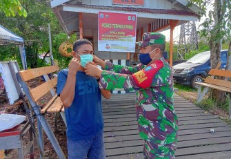 Babinsa Melaksanakan Kegiatan PPKM Dan Pembagian Masker 