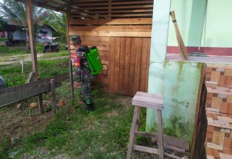 Penyemprotan Disinfektan Yang Di Lakukan Oleh Babinsa Di Rumah Warga