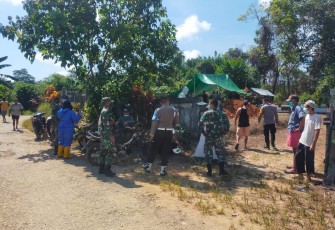 Danramil Toho Lakukan Pengamanan Pemakaman Covid-19