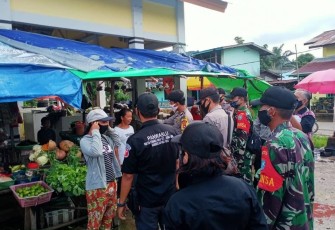BABINSA JAJARAN KODIM 1206/PSB LAKSANAKAN PENDISIPLINAN PROTOKOL KESEHATAN