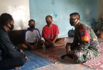 Babinsa Melaksanakan Anjangsana dan Sosialisasi Tentang Protokol Kesehatan Di Desa Binaannya