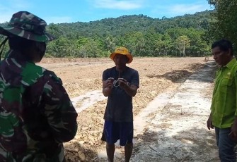 Babinsa Bersama Warga Turun Langsung Melihat Sawah Yang Akan Di Tanam Padi