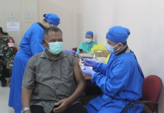 Purnawirawan dan Warakawuri TNI Terima Vaksinasi Tahap Pertama