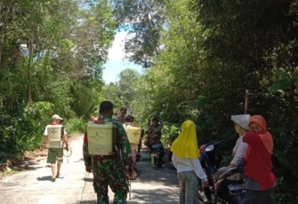 Babinsa Bersama Masyarakat Desa Binaannya Gotong Royong Melakukan Penyemprotan Jalan