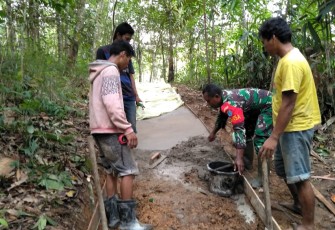 Babinsa Koramil Air Besar Bantu Pembuatan Jalan Rabat Beton