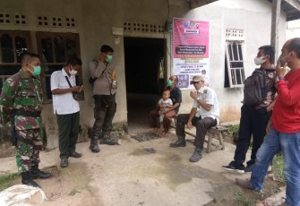 Babinsa dan Bhabinkamtibmas Dampingi Camat Sengah Temila Sosialisasikan PPKM 