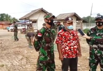 Koramil 1206 - 02/Semitau Gelar Karya Bakti di Pasar Tradisional