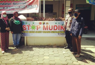 Bhabinkamtibmas Polsek Pekalongan Timur BripkaTegar Mahardi Atma, Perangkat kelurahan dan Koramil setempat gencar melakukan edukasi dan sosialisasi larangan mudik ditengah pandemi.