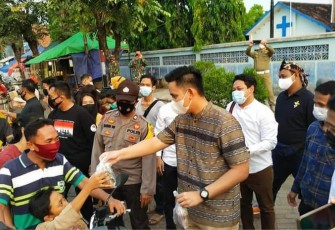 Bupati Kendal Dico M. Ganinduto, B.Sc membagikan takjil kepada pengguna jalan di wilayah Kecamatan Weleri, bersama Forum Kerukunan Umat Beragam (FKUB), kemarin hari Minggu (2/5/2021).