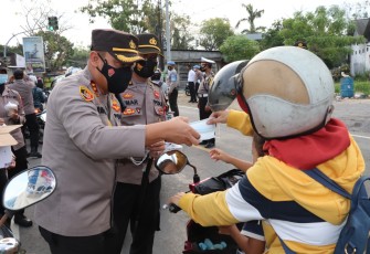 Polres Kendal melaksanakan Pamwasgiat pembagian takjil dan masker, kepada warga masyarakat, dan pengguna jalan di perempatan TL Patebon ikut Desa Kebonharjo Kecamatan Patebon Kabupaten Kendal. oleh Kapolres Kendal beserta anggota Polres Kendal dan Polsek Patebon. Senin (03/05/21)