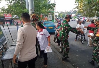 prajurit Kodam IV/Diponegoro tampak berkumpul dijalan membagikan takjil untuk berbuka puasa kepada masyarakat.