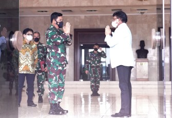 Menteri Komunikasi dan Informatika, Johnny G. Plate bertemu dengan Panglima Tentara Nasional Indonesia (TNI) Marsekal TNI Hadi Tjahjanto di Markas Besar TNI Cilangkap, Rabu (05/05/2021)