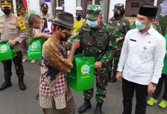Danrem 073/Makutarama bersama Bupati Kudus bagikan takjil
