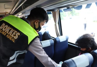 Petugas yang melakukan penyekatan di perbatasan Kendal-Batang Jumat 07 Mei 2021 meminta bus pariwisata untuk putar balik karena mengangkut pemudik.