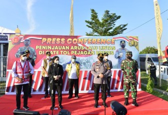 Kapolri Jenderal Pol Listiyo Sigit bersama dengan Panglima TNI melakukan peninjauan di Gerbang Tol Pos Penjagaan, Brebes, Minggu Siang ini, (9/5/21). Bersama ketua DPR RI dan beberapa menteri.