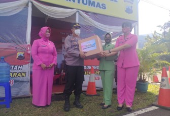Persit KCK Koorcab Rem 071,  Cabang XVI Dim Banyumas, Ranting 2 Yonif 405 dan Bhayangkari Cabang Kota Banyumas Berbagi Kasih Kepada Petugas dan Relawan Pospam Lebaran.