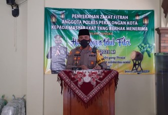 Kapolres Pekalongan Kota  Menghadiri Pembagian Zakat Fitrah Kepada Perwakilan Pengurus Yayasan Anak Yatim Piatu,Difabel dan Dhuafa  Dimasjid Nur Hidayah Senin (10/5/2021).