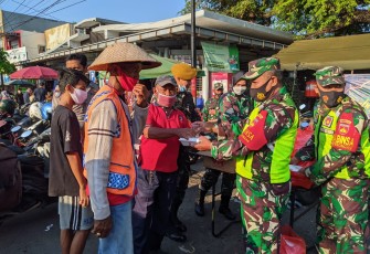 personil TNI Kodam Diponegoro bersama jajaran Polda Jateng membagikan 500 paket dengan menu nasi, lauk pauk siap saji dan air mineral dibagikan ke masyarakat 