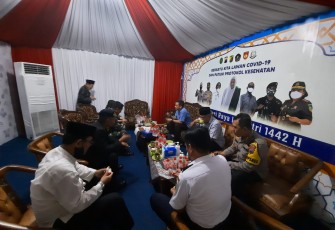 Kapolres Pekalongan Kota AKBP M Irwan Susanto, S.I.K.,SH,MH bersama Forkompida dan WANTIMPRES Habib Luthfi didampingi pejabat utama Polres Pekalongan Kota mengunjungi Pos Pengamanan Terpadu dan Pos Pelayanan Exit Tol Senin malam, (10/5/2021).