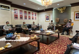 Kapolri Jenderal Listyo Sigit Prabowo menerima audiensi Menteri Pertanian Syahrul Yasin Limpo bersama jajaran di Ruang Rapat Kapolri, Mabes Polri, Jakarta, Senin (17/5). 