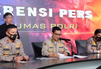 Kadiv Humas Polri Irjen Argo Yuwono dalam konferensi pers 100 hari kinerja Kapolri, di Gedung Humas Polri, Jakarta Selatan, Senin (17/4/2021).