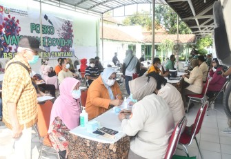 Pangdam IV/Diponegoro  Mayjen TNI Rudianto melaksanakan peninjauan langsung giat vaksinasi yang diberikan kepada purnawirawan dan warakawuri, bertempat di Rumkit Tk III 04.06.02 BWT Semarang. Kamis (20/05/2021).